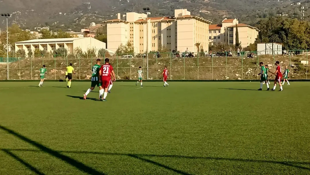 Düziçinde Sentetik futbol sahasının Tribün eksikliği, sporseverlerin talep odağı oldu.