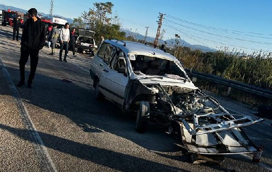 Kadirli-Osmaniye karayolu üzeri Tatarlı köyü yakınlarında iki otomobilin çarpışması sonucu