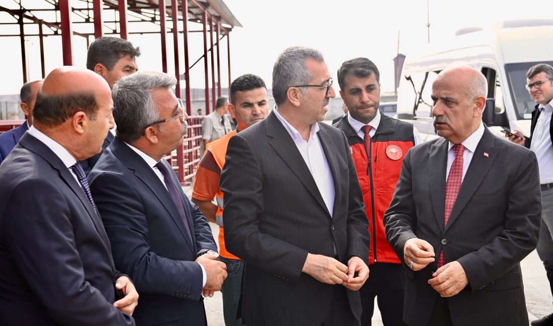 Kahramanmaraş Büyükşehir Belediye Başkanı Hayrettin Güngör, depremde hayvanlarını kaybeden üreticilere