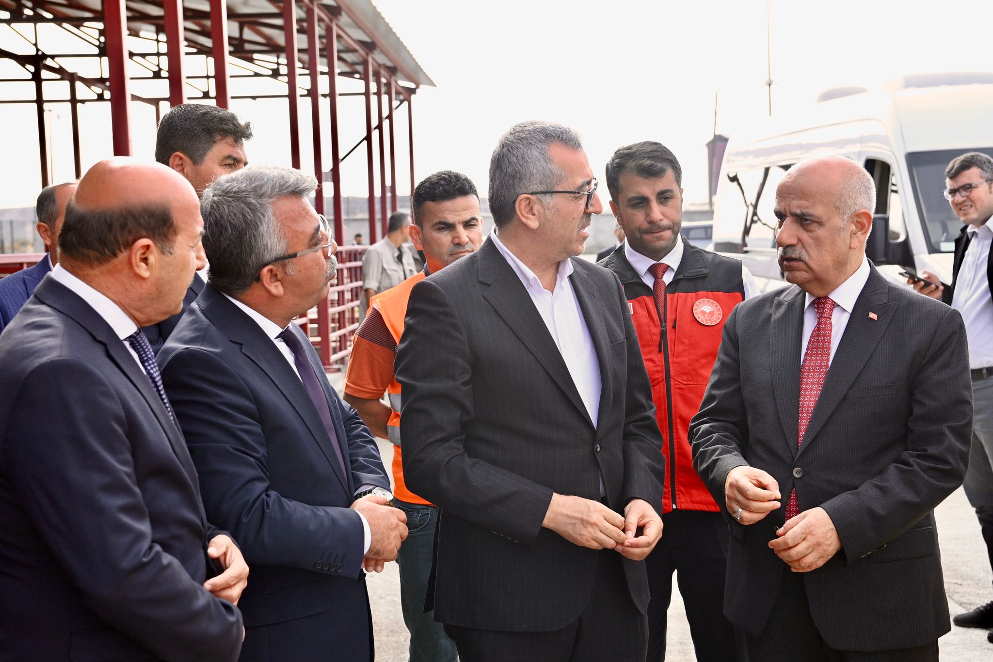 Kahramanmaraş Büyükşehir Belediye Başkanı Hayrettin Güngör, depremde hayvanlarını kaybeden üreticilere