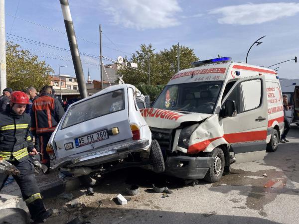 Ersan ERDOĞAN/MANİSA, (DHA)- MANİSA’da vakaya giden ambulansın kavşakta çarpıp, elektrik