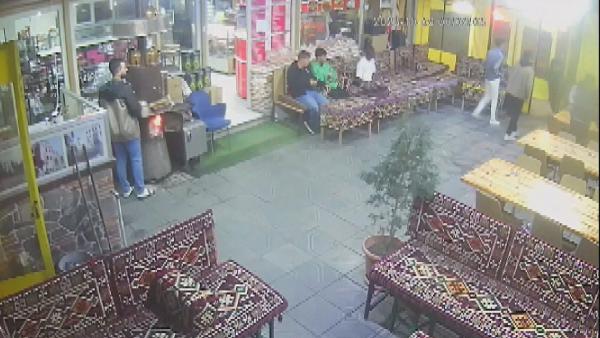 İSTANBUL, (DHA)- ARNAVUTKÖY’de bir kafeye gelen kalabalık grup ellerindeki keserler