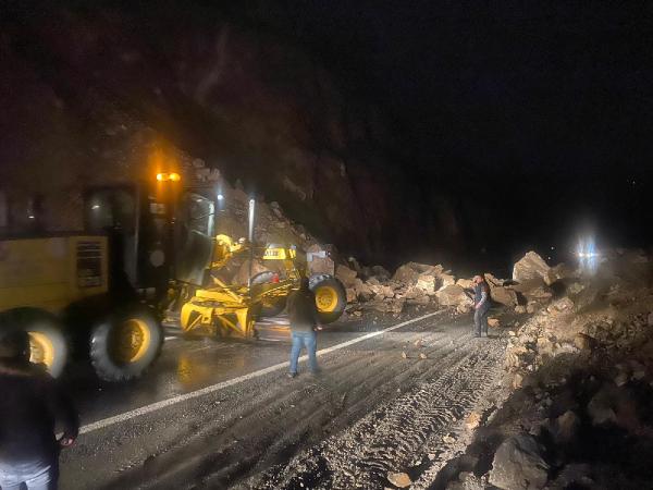 Nurbay USTA/ŞAVŞAT (Artvin), (DHA)- ARTVİN’in Şavşat ilçesinde meydana gelen heyelanla