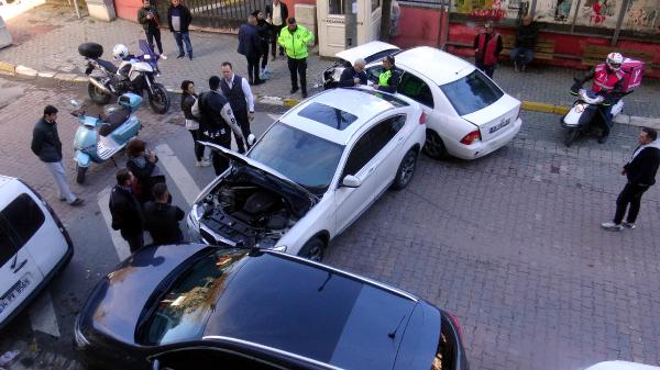 İhsan DÖRTKARDEŞ / İSTANBUL, (DHA)- AVCILAR’da, caddede ilerleyen otomobilin neden