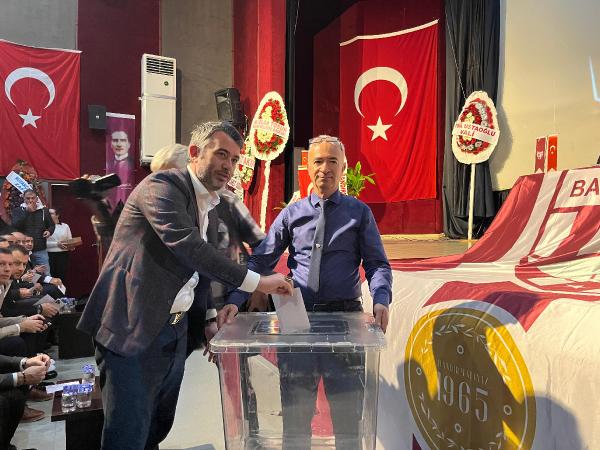 Hatice DAĞLI / BANDIRMA-BALIKESİR),(DHA)- Bandırmaspor’da olağanüstü seçimli kongresi gerçekleştirildi. Güven