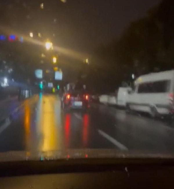 Ozan URAL – Emre KURT/İSTANBUL,(DHA)- BEYOĞLU’nda park halindeki araçlara çarparak