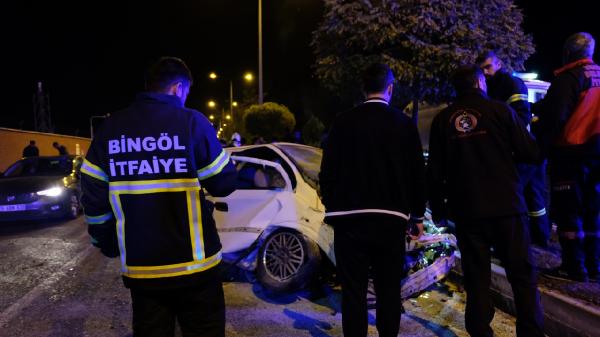 Aziz ÖNAL/ BİNGÖL, (DHA)- BİNGÖL’de meydana gelen 2 ayrı trafik