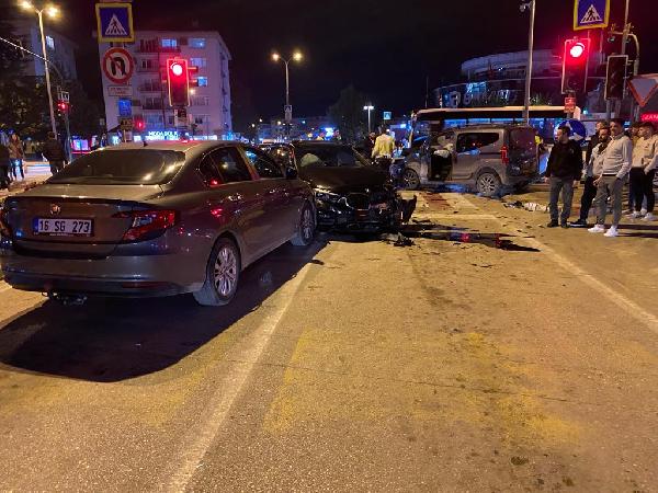 Bursa'da 'kırmızı ışık' ihlalinin neden olduğu kazaya 3 araç karıştı, 3 sürücü yaralandı