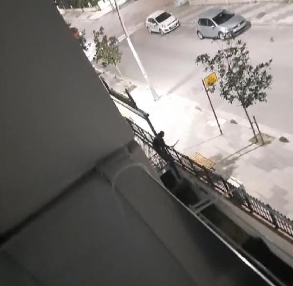 buyukcekmecede elindeki pala ile yoldan gecenlere saldirdi 2b1c7b2