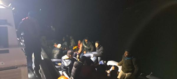 İpek YAVAŞ/AYVACIK (Çanakkale), (DHA)- ÇANAKKALE’nin Ayvacık ilçesi açıklarında lastik botlardaki