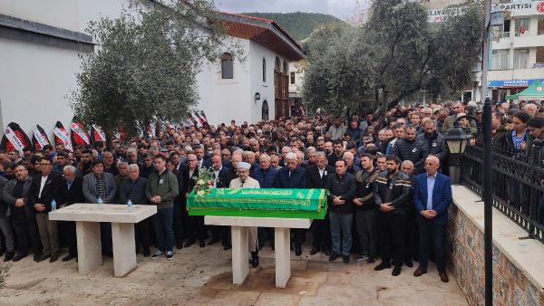 TUR REHBERİ TOPRAĞA VERİLDİ Denizli’nin Çardak ilçesinde, Taylandlı turistleri taşıyan