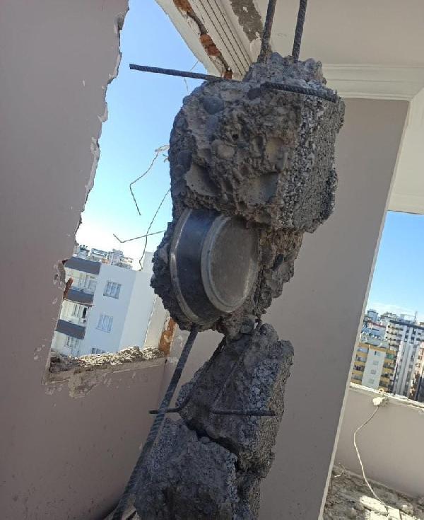 Depremde ağır hasar alan binada hatılın içinden metal kap çıktı