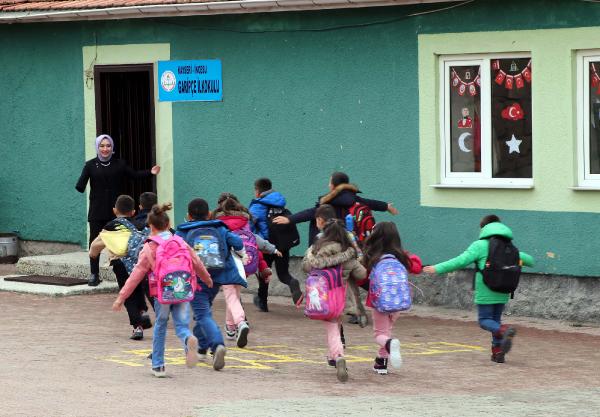 Depremde ailesini kaybeden Gamze öğretmen, acısını öğrencileriyle dindirmeye çalışıyor