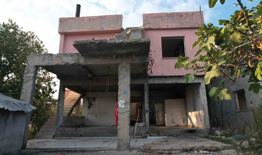 KAHRAMANMARAŞ MERKEZLİ MEYDANA GELEN DEPREMLERDE YAŞADIKLARI EVLERİ HASAR ALAN BİR