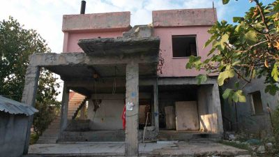 KAHRAMANMARAŞ MERKEZLİ MEYDANA GELEN DEPREMLERDE YAŞADIKLARI EVLERİ HASAR ALAN BİR