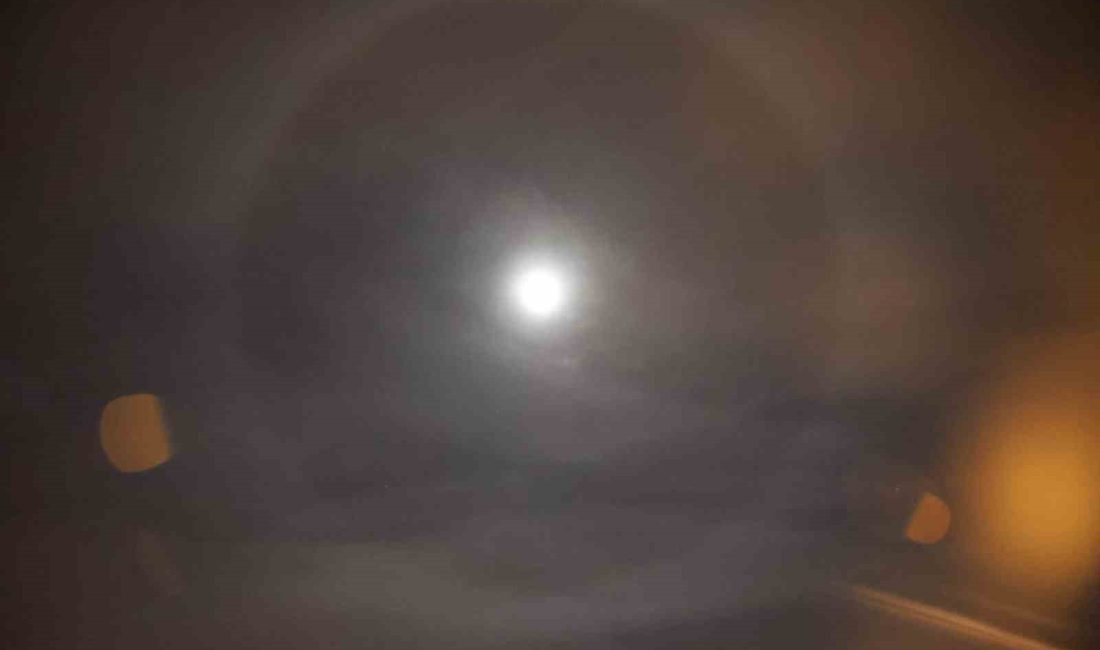 HATAY’DA AKŞAM SAATLERİNDE AY’IN ETRAFINDA OLUŞAN ‘AY HALESİ’ GÖKYÜZÜNÜ AYDINLATTI.