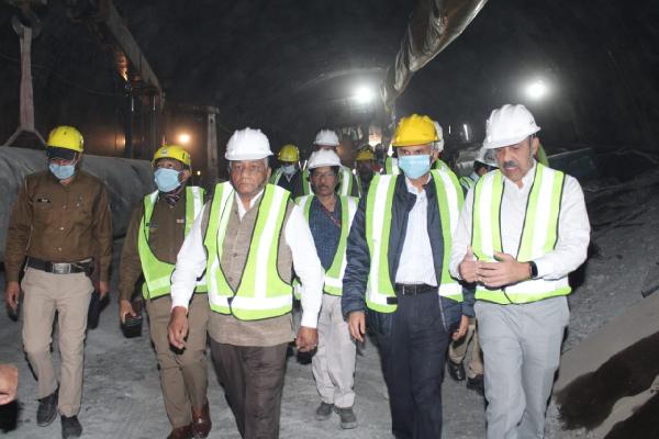 Şara Zehra ÖZBEY, (DHA)- Hindistan’da çöken tünel inşaatında mahsur kalan 40