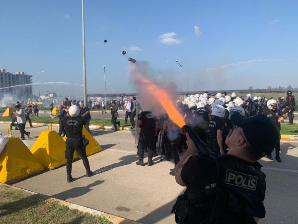 İncirlik Hava Üssü’ne girmeye çalışan protestoculara polis müdahalesi