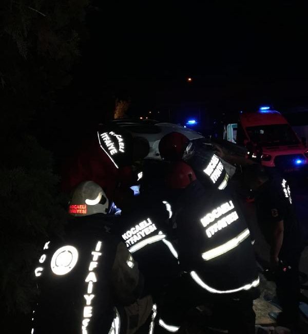 Erol POLAT/ÇAYIROVA(Kocaeli), (DHA)- KOCAELİ’nin Çayırova ilçesinde işçi taşıyan minibüsün yol