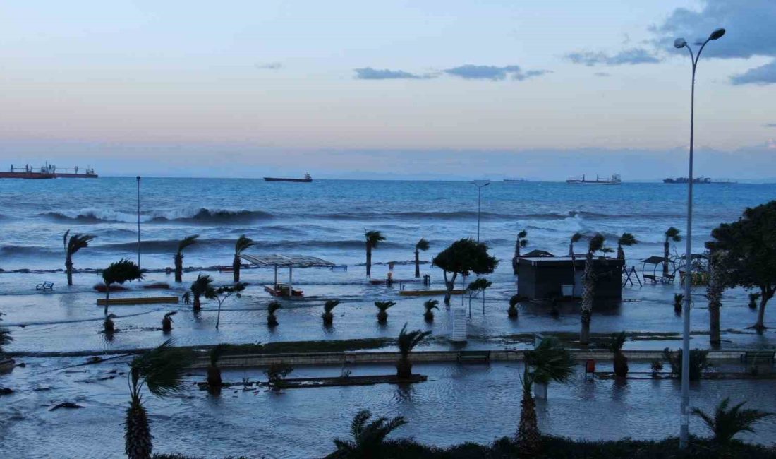 HATAY’IN İSKENDERUN İLÇESİNDE SAHİLDEKİ BÖLGELERİN FIRTINADA SULAR ALTINDA KALMASI NEDENİYLE