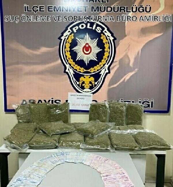 Halil İbrahim KARABIYIK/İZMİR, (DHA)- İZMİR’in Bayraklı ilçesinde, polisin düzenlediği operasyonda