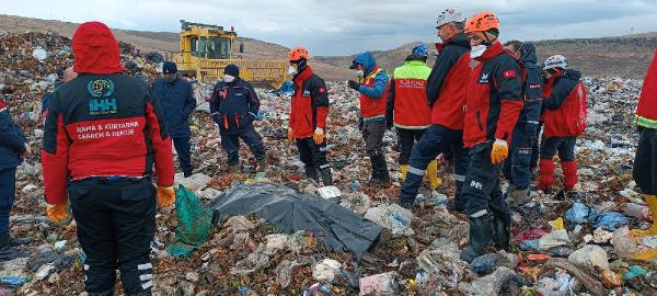 Kayseri’de, çöp yığınının altında kalan belediye işçisinin cansız bedenine ulaşıldı