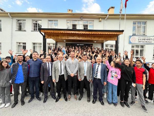 İlyas KAPLAN/KAYSERİ (DHA) – Kayserisporlu futbolcu Dimitrios Kolovetsios, okul ziyaretinde