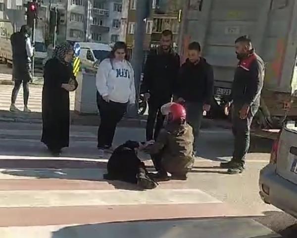 kazada yaralanmasina ragmen duruma agir olan esinin elini uzun sure birakmadi 1a19e9e