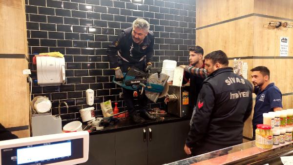 Uğur YİĞİT/ SİVAS, (DHA)- SİVAS’ta kasap dükkanında çalışan Burak Yalçın