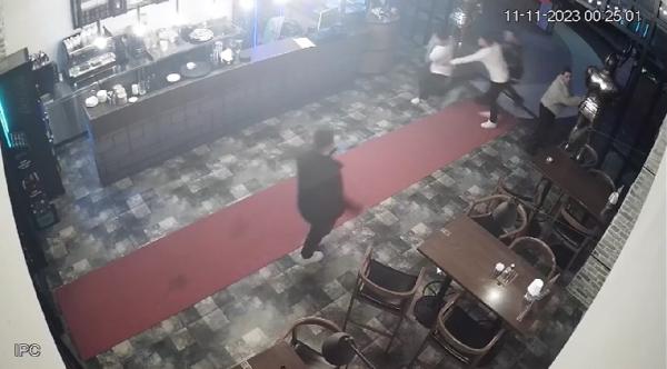 GÜVENLİK KAMERASINA YANSIDI Kocaeli’nin İzmit ilçesindeki AVM’de bulunan eğlence mekanına