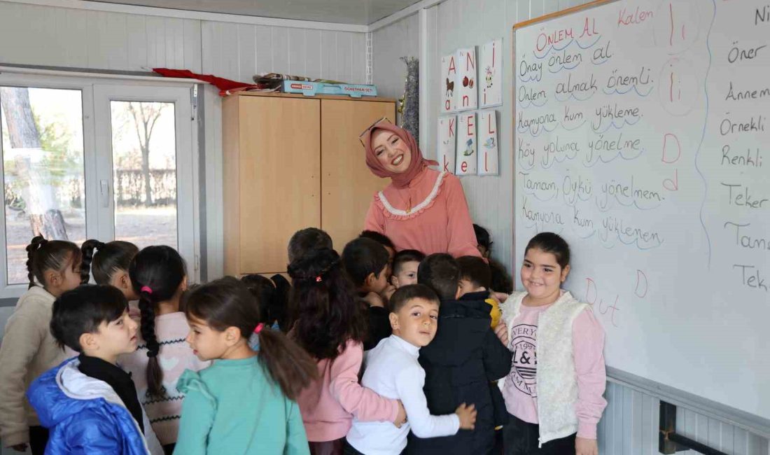 DEPREMİN MERKEZ ÜSSÜ KAHRAMANMARAŞ'TA OLUŞTURULAN KONYETNER OKULDA 24 KASIM ÖĞRETMENLER