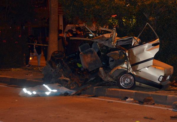 Can ÇELİK/ADANA, (DHA)- ADANA’da sürücüsünün kontrolünden çıkan otomobil, refüjdeki ağaçlara