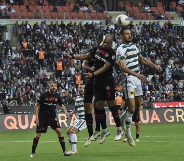 İLGİNİZİ ÇEKEBİLİR: Cumhuriyet’in ikinci yüz yılında ilk derbi heyecanı kadın