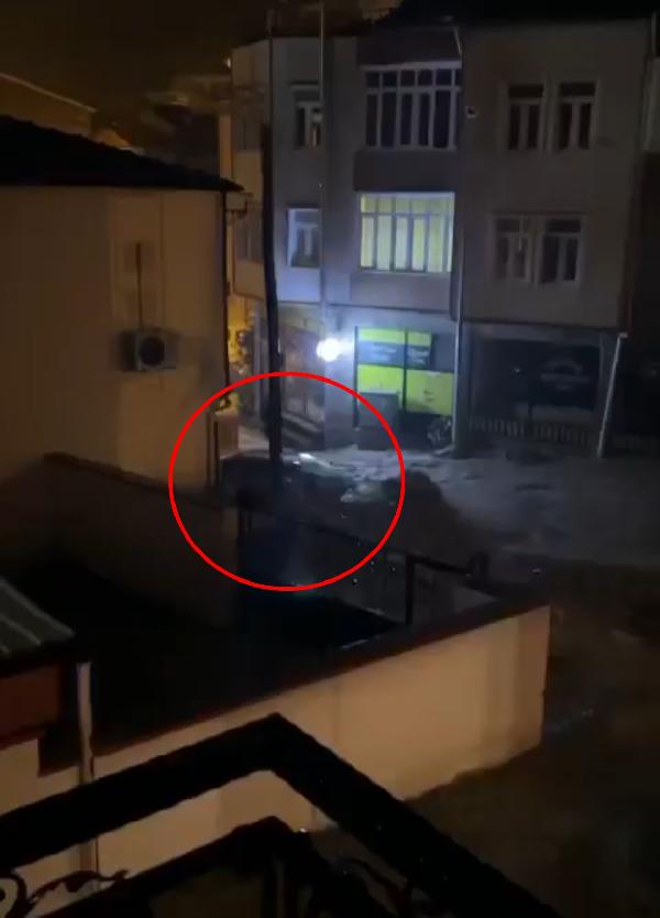 Mudanya'da sel etkili oldu; dereler taştı, araçlar sular içinde kaldı 