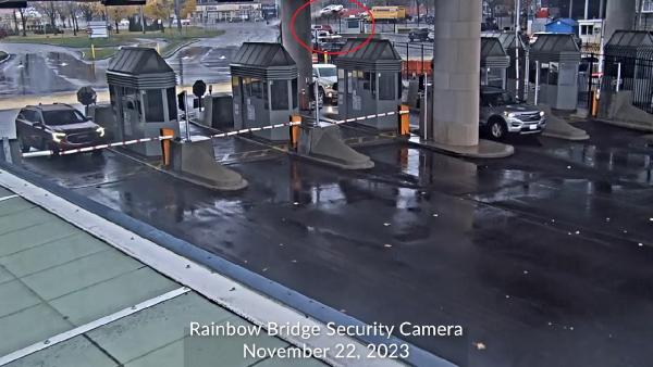 Beril SÖNMEZ, (DHA) – ABD’yi Kanada’ya bağlayan sınır köprüsünde dün