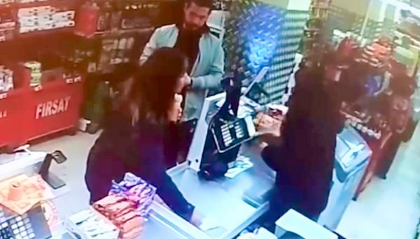 Pendik'te ikinci kasayı açmayan kasiyere koltuk değneğiyle saldırdı 