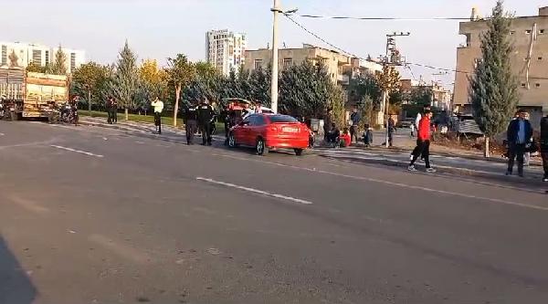 Polisten kaçan 16 yaşındaki sürücü, otomobiliyle motosikletli Yunus ekibine çarptı: 2 yaralı Selim KAYA- Burak EMEK- Gıyasettin TETİK/DİYARBAKIR, (DHA)- DİYARBAKIR’da dur ihtarına