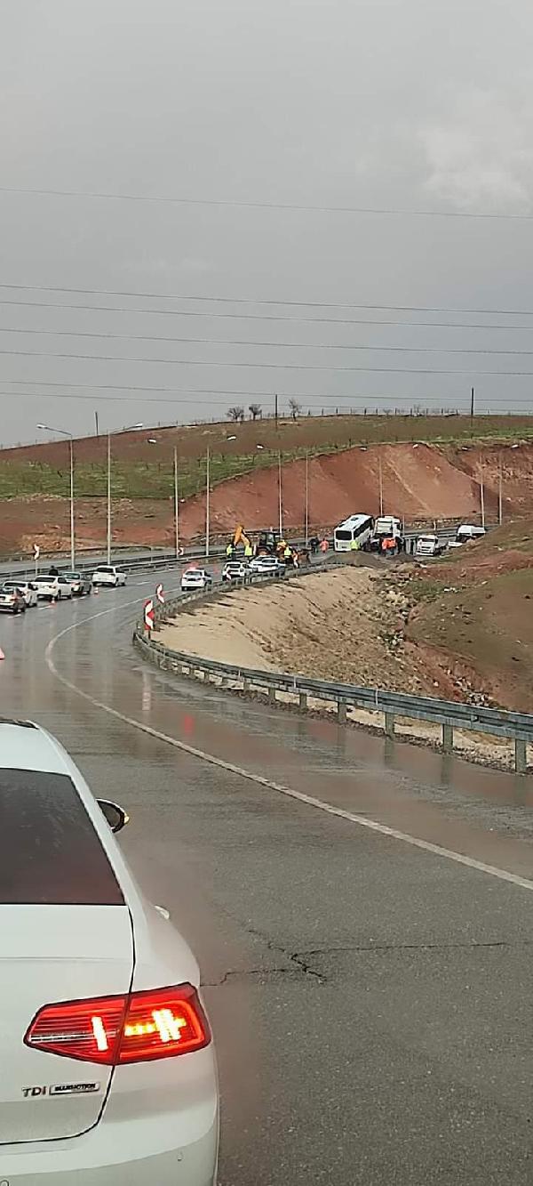 Siirt’te polisleri taşıyan otobüs bariyerlere çarptı Siirt’te polisleri taşıyan otobüs bariyerlere çarptı