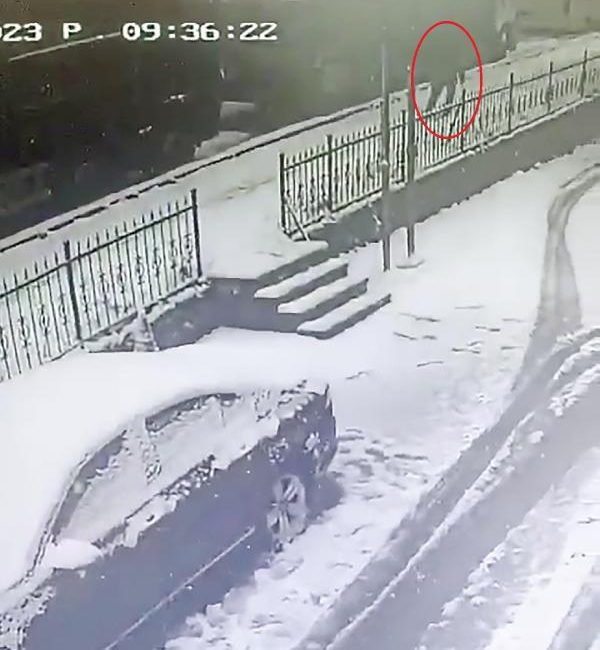 Oktay POLAT/ERZURUM, (DHA)- ERZURUM’da kar yağışı sonrası topladığı bayat ekmekleri,
