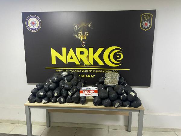 Erkan ALTUNTAŞ/ AKSARAY, (DHA)- AKSARAY’da durdurulan TIR’ın kasasındaki otomobilin lastiklerine