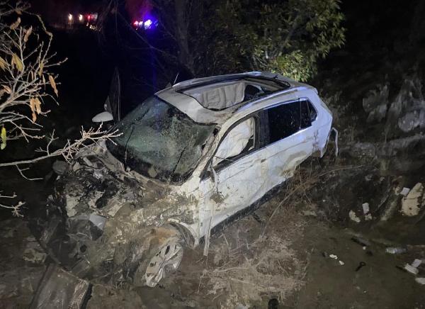Tunceli'de 80 metrelik uçuruma yuvarlanan cipteki 5 kişi yaralandı