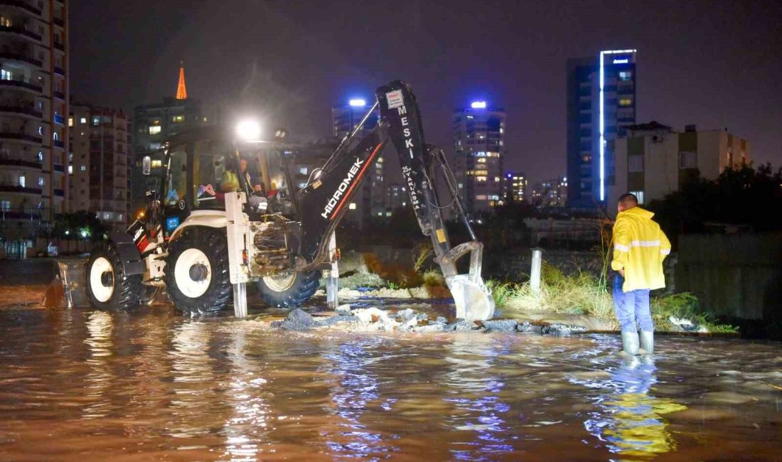 SAĞANAK YAĞIŞIN ETKİLİ OLDUĞU MERSİN'DE EKİPLER SABAHA KADAR OLUMSUZLUKLARI GİDERMEYE
