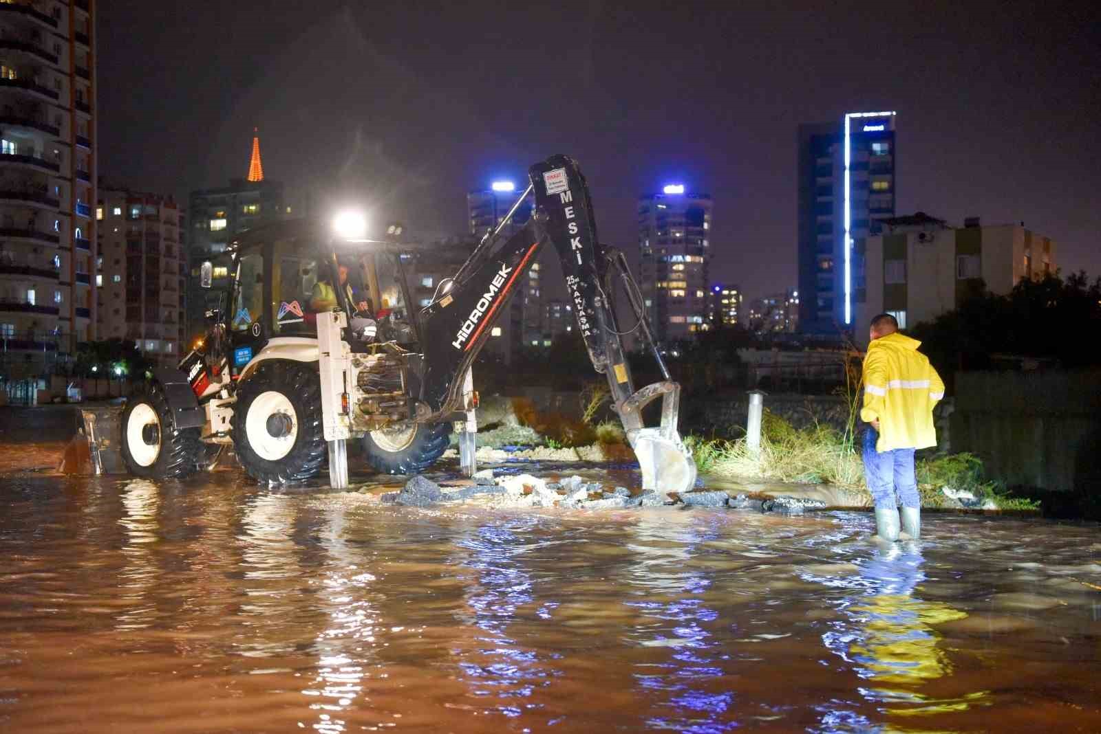 Yağışın etkili olduğu Mersin’de ekipler gece boyunca çalıştı