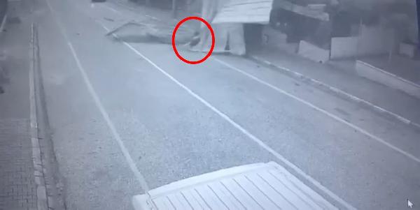 ÇATININ DÜŞME ANI GÜVENLİK KAMERASINA YANSIDI Yalova’nın Termal ilçesinde fırtına