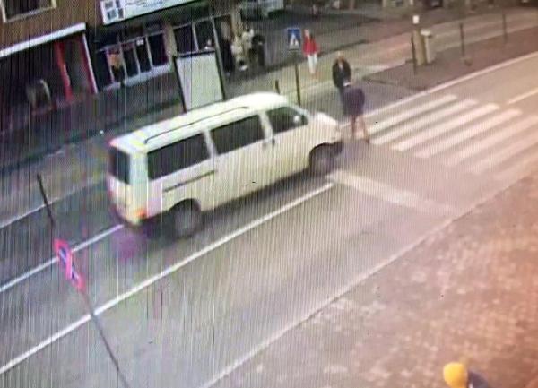 yaya gecidinde minibusun carptigi yaya agir yaralandi kaza kamerada adad8bb