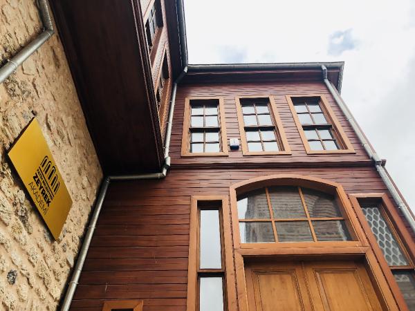 İSTANBUL, (DHA) – Fatih’in Geleneksel ahşap ev dokusuyla, dar sokakları