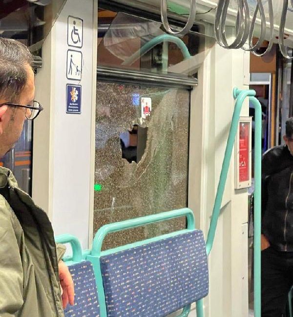 Baran AKKAYA/İSTANBUL, (DHA)-ZEYTİNBURNU’nda T1 Kabataş-Bağcılar seferini yapan tramvaya taşlı saldırı