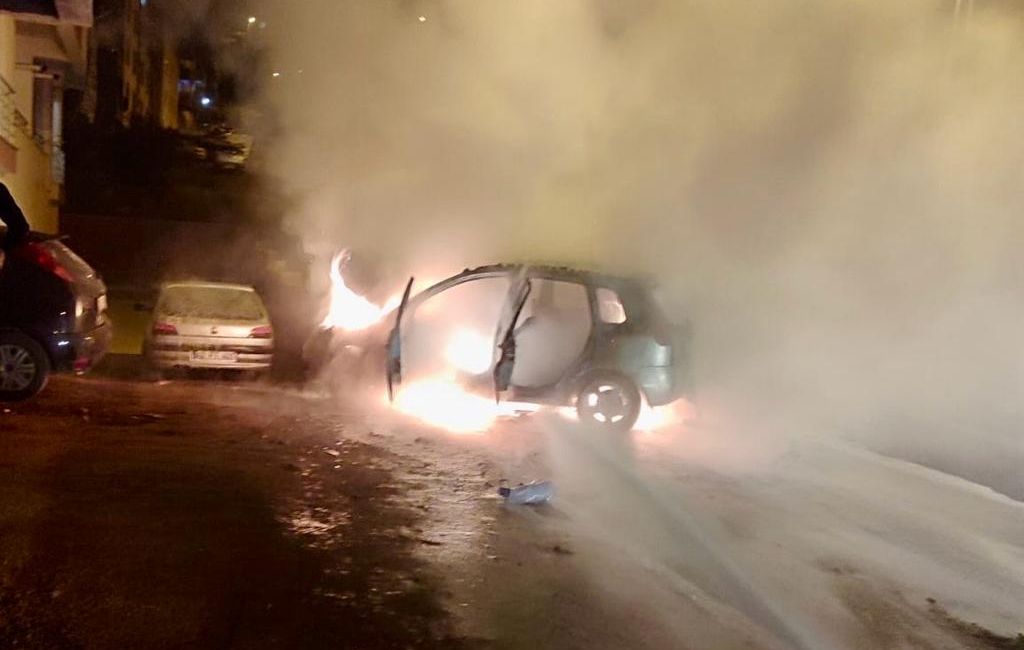 Kahramanmaraş’ta otomobilde çıkan yangın gece yarısı çevrede paniğe neden oldu.