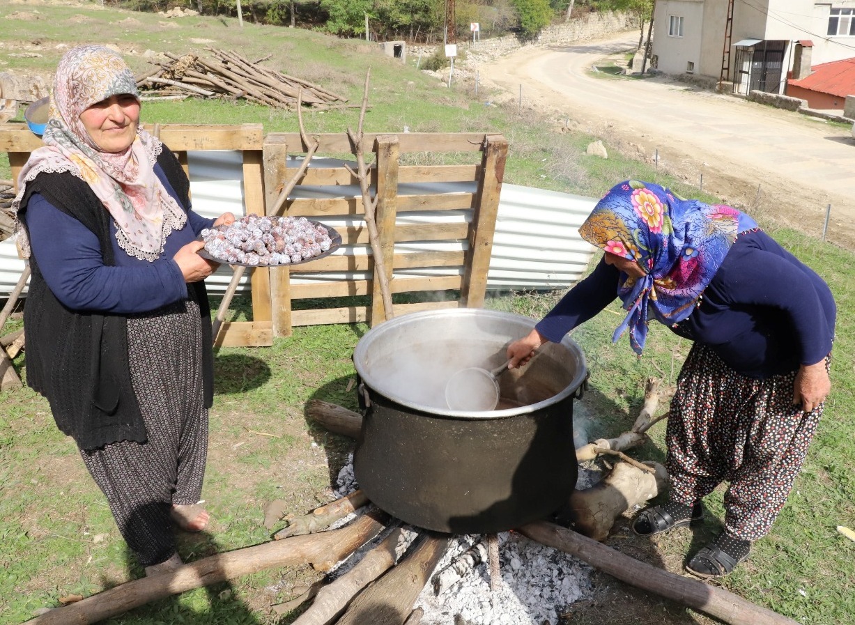 Tescilli andız pekmezi andırın’da geleneksel yöntemlerle üretiliyor