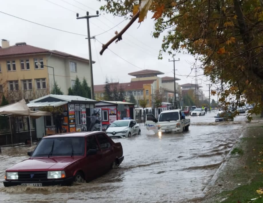 Kahramanmaraş sağanak yağışla mücadele ediyor